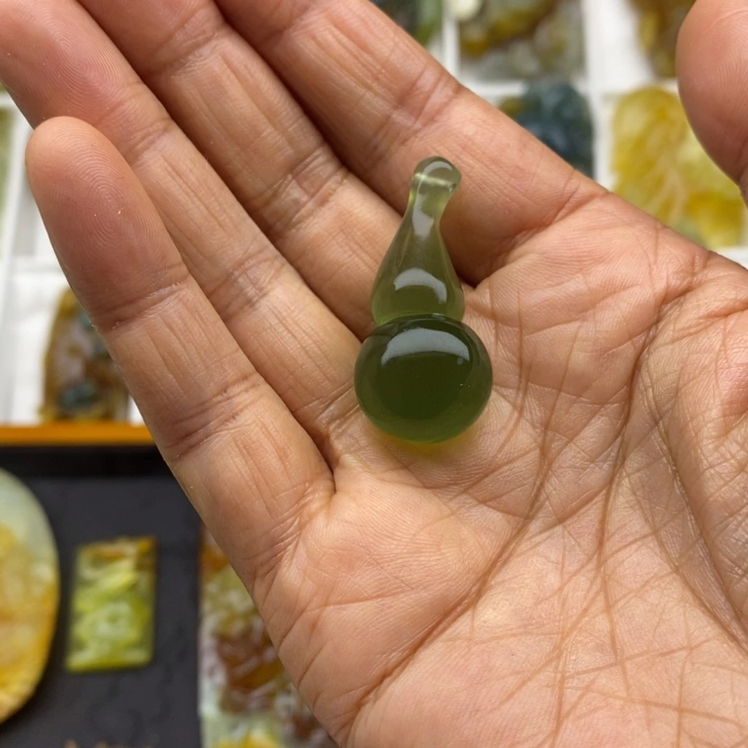 蛇纹石玉未镶嵌颈饰