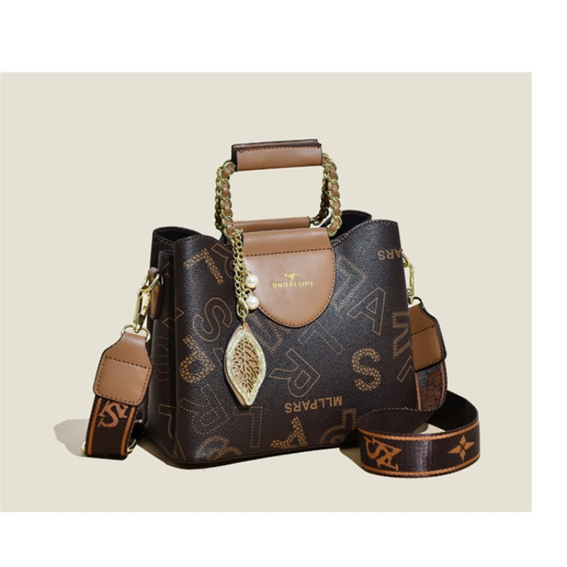 新款简约时尚手提斜挎包2005 字母棕