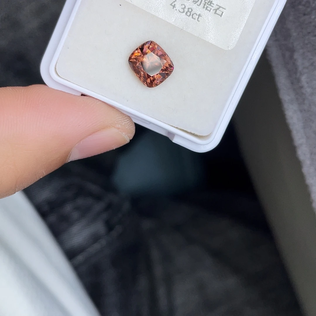 用***6未镶嵌天然锆石裸石4.38Ct。