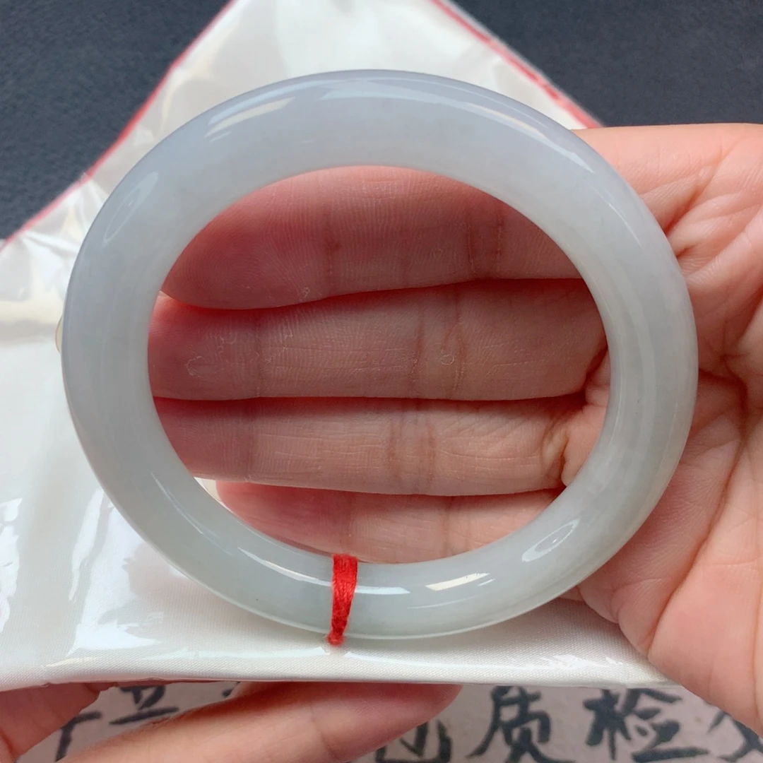翡翠未镶嵌手镯57圆条细糯化淡蓝底有长纹