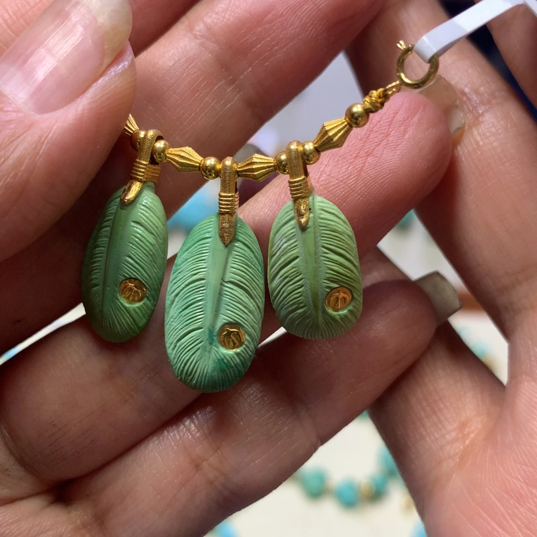 18K金镶嵌绿松石羽毛半挂链