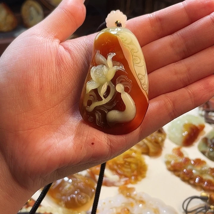 未镶嵌蛇纹石玉颈饰荔**?
