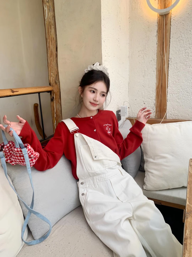 2025春季新款韩系红色针织衫白色牛仔背带裤高腰复古直筒阔腿裤