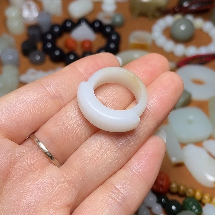 见***著和田玉未镶嵌颈饰