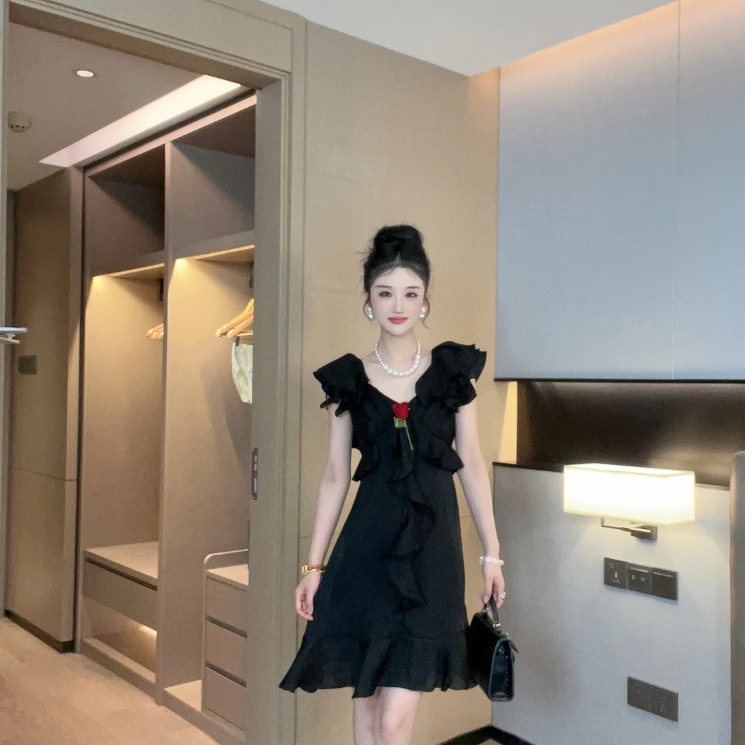 2025琪琪新款茶歇法式玫瑰花V领小黑裙荷叶袖显瘦连衣裙DA1BDR076