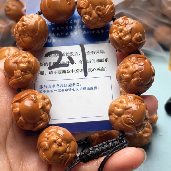 橄榄核吊坠雕刻艺术作品
