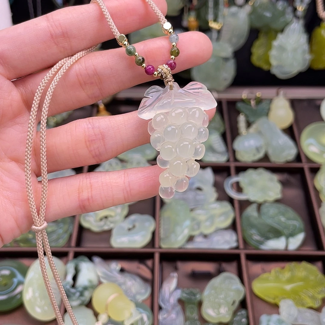 蛇纹石玉未镶嵌颈饰