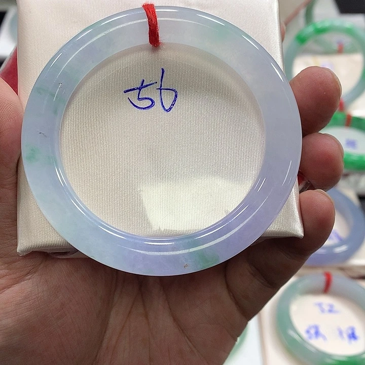 翡翠手镯未镶嵌翡翠