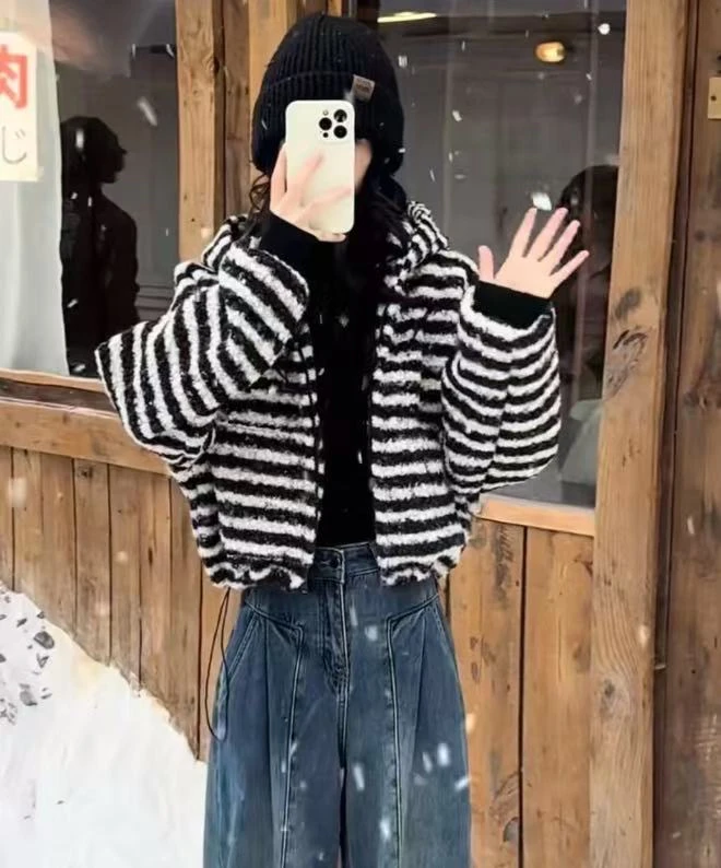 1056【复合bb绒】冬季款松弛感短连帽条纹外套女休闲慵懒毛绒感上衣