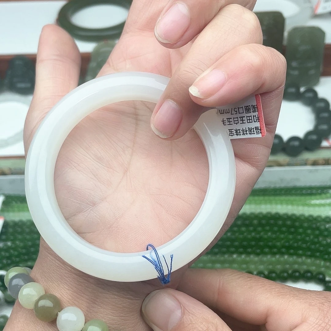 和田玉手镯未镶嵌