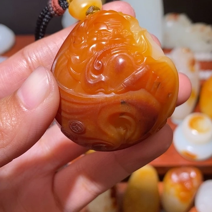 云***豹和田玉未镶嵌颈饰