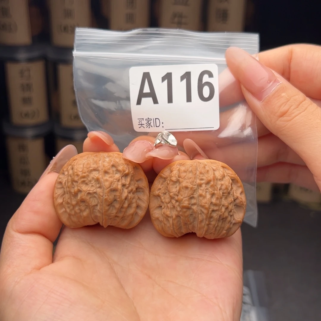 黑***衣文玩核桃吊坠血麒麟