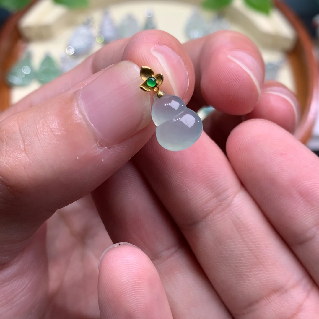 颈饰18K金镶嵌翡翠葫芦