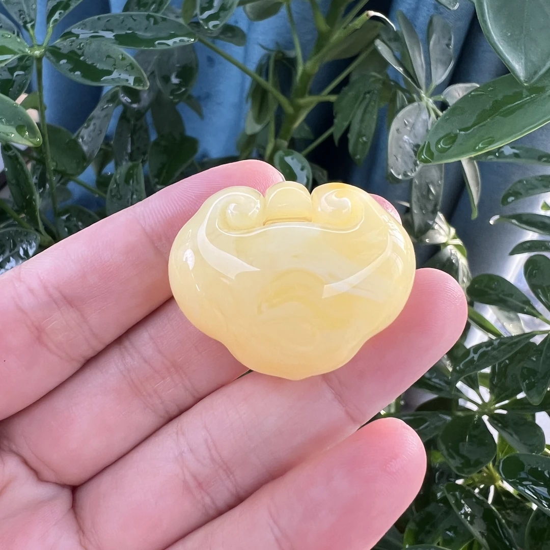 天然俄料浓蜡白花蜜蜡如意锁9克 一物一拍带证书