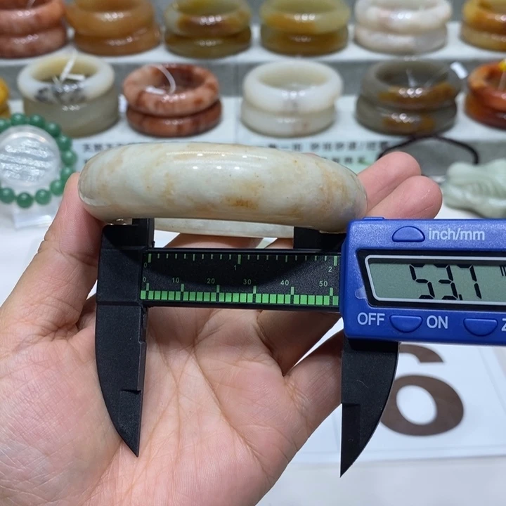 未镶嵌手镯石英岩玉