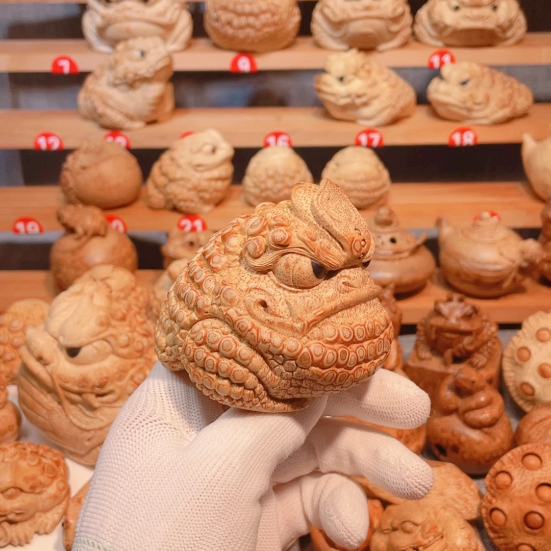 王***菲竹根雕金蟾手把件