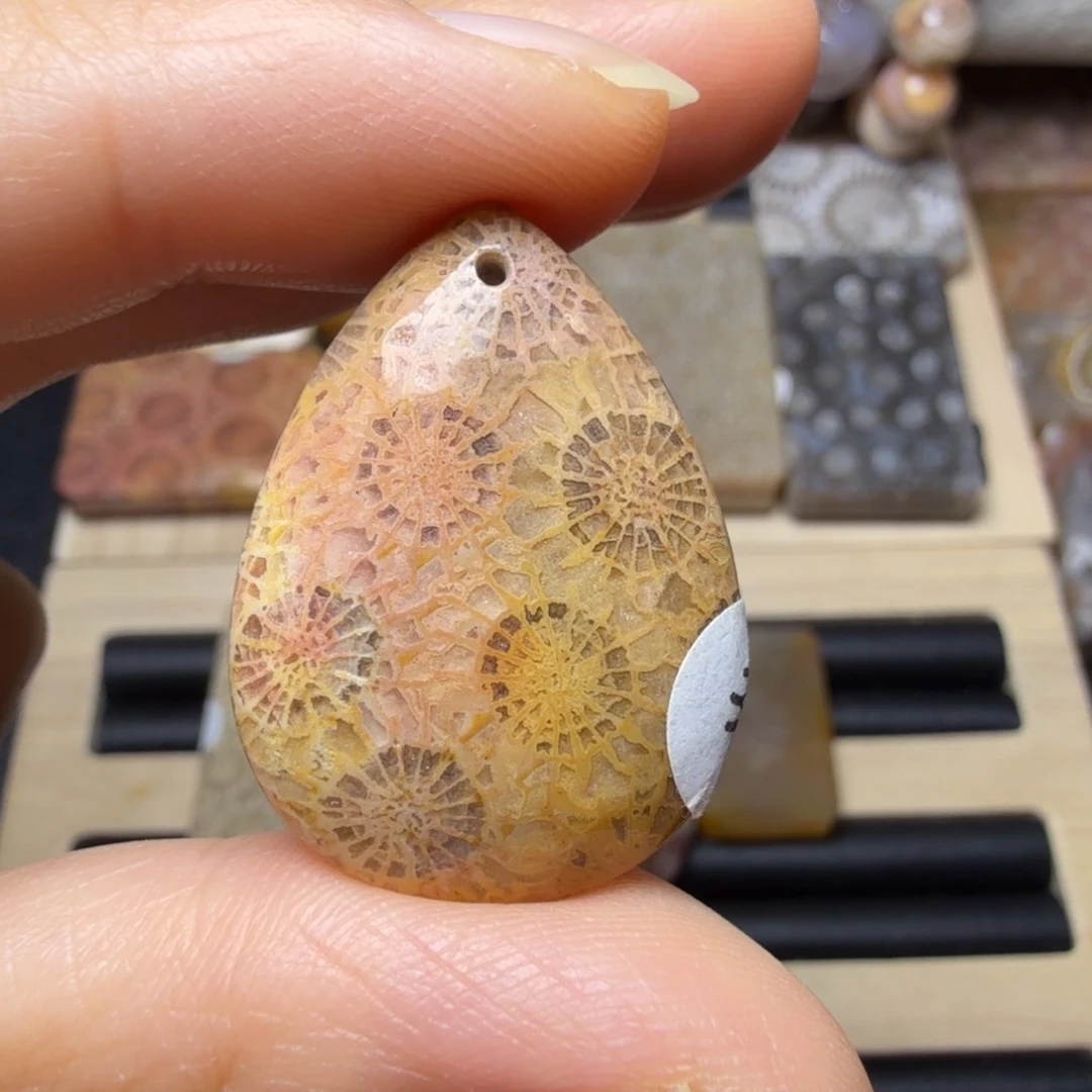 硅化玉未镶嵌粉黄刺绣双层太阳花，双面小水滴