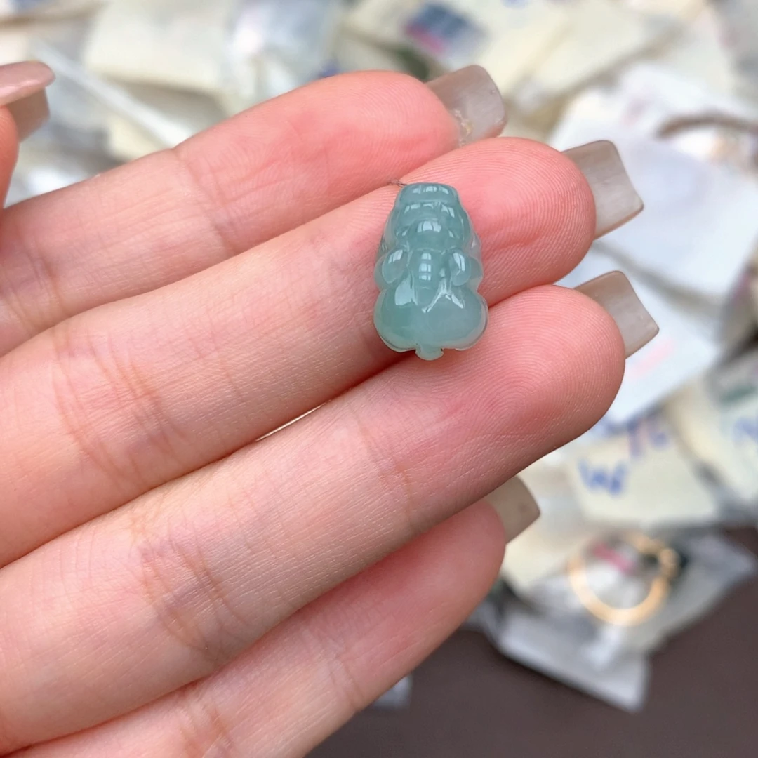 翡翠未镶嵌挂件…..