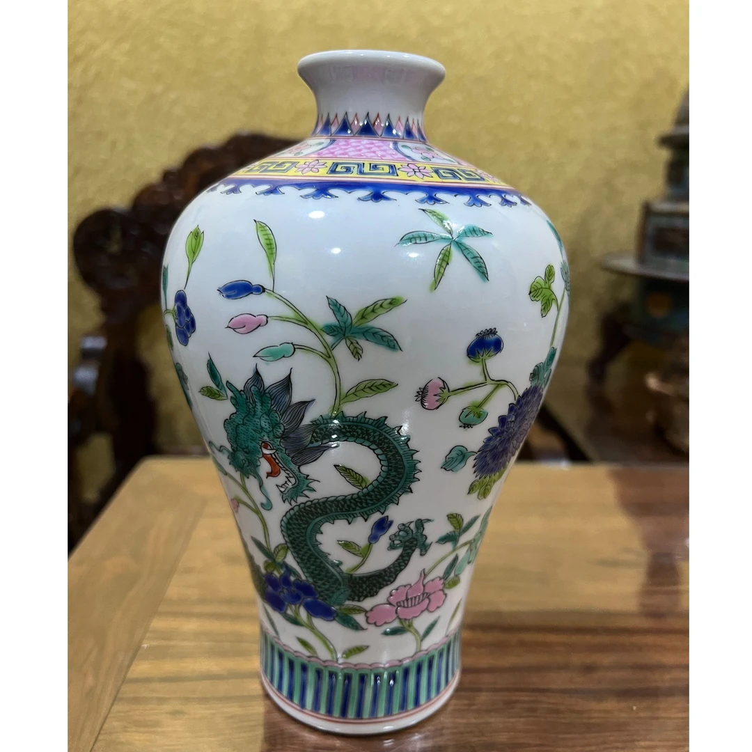 青花粉彩龙穿牡丹梅瓶
