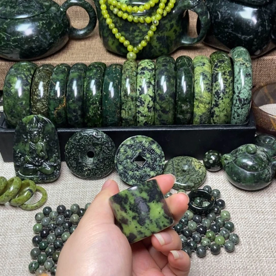 蛇纹石玉颈饰未镶嵌小*肥微瑕