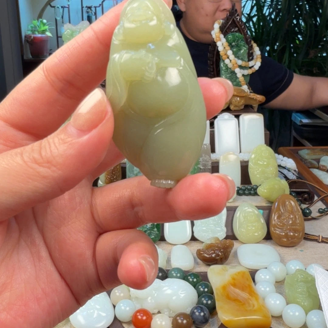 小***学和田玉未镶嵌颈饰