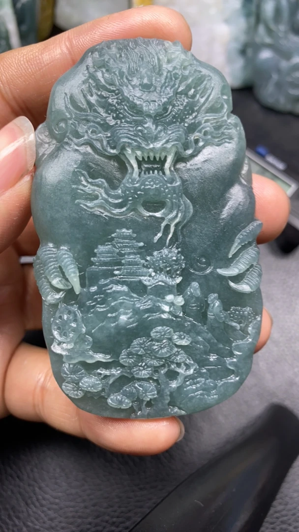 天然翡翠A货冰山水龙牌吊坠尺寸76*45.*10.3mm