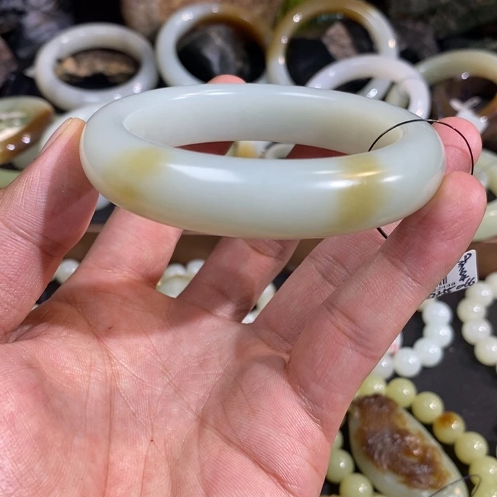 未镶嵌手镯和田玉新疆且末近矿糖青白正装手镯