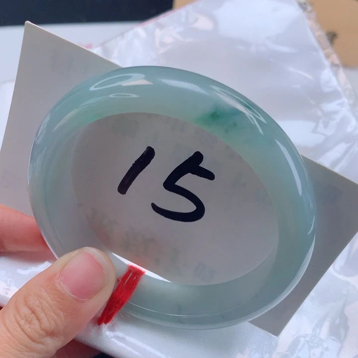 翡翠手镯未镶嵌飘绿