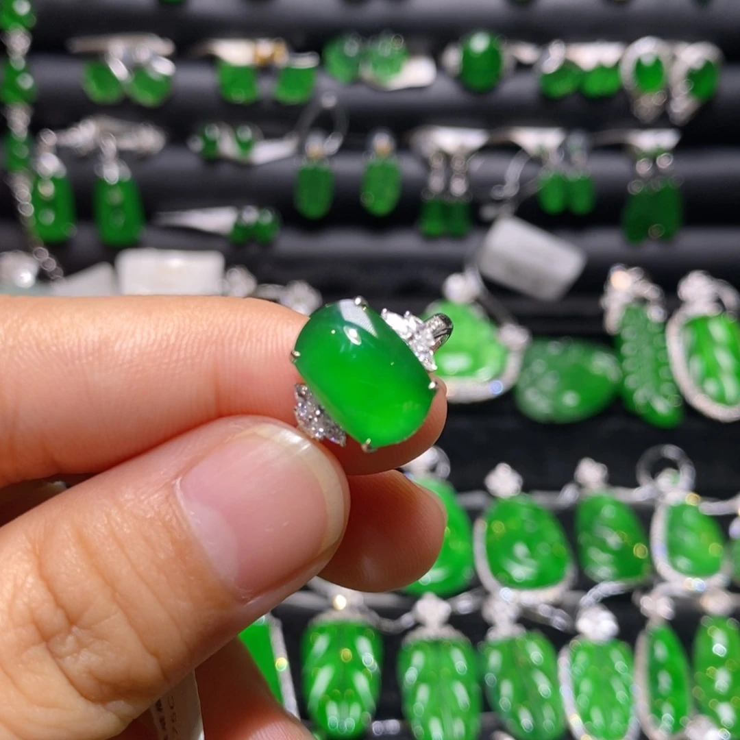 翡翠戒指18K金镶嵌天然翡翠