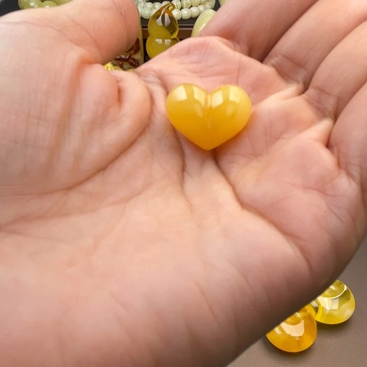 琥珀未镶嵌颈饰蜜蜡