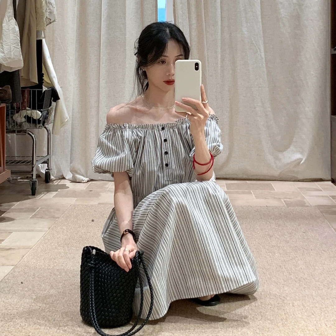 韩系条纹一字肩连衣裙女2025夏新泡泡袖气质收腰显瘦长裙
