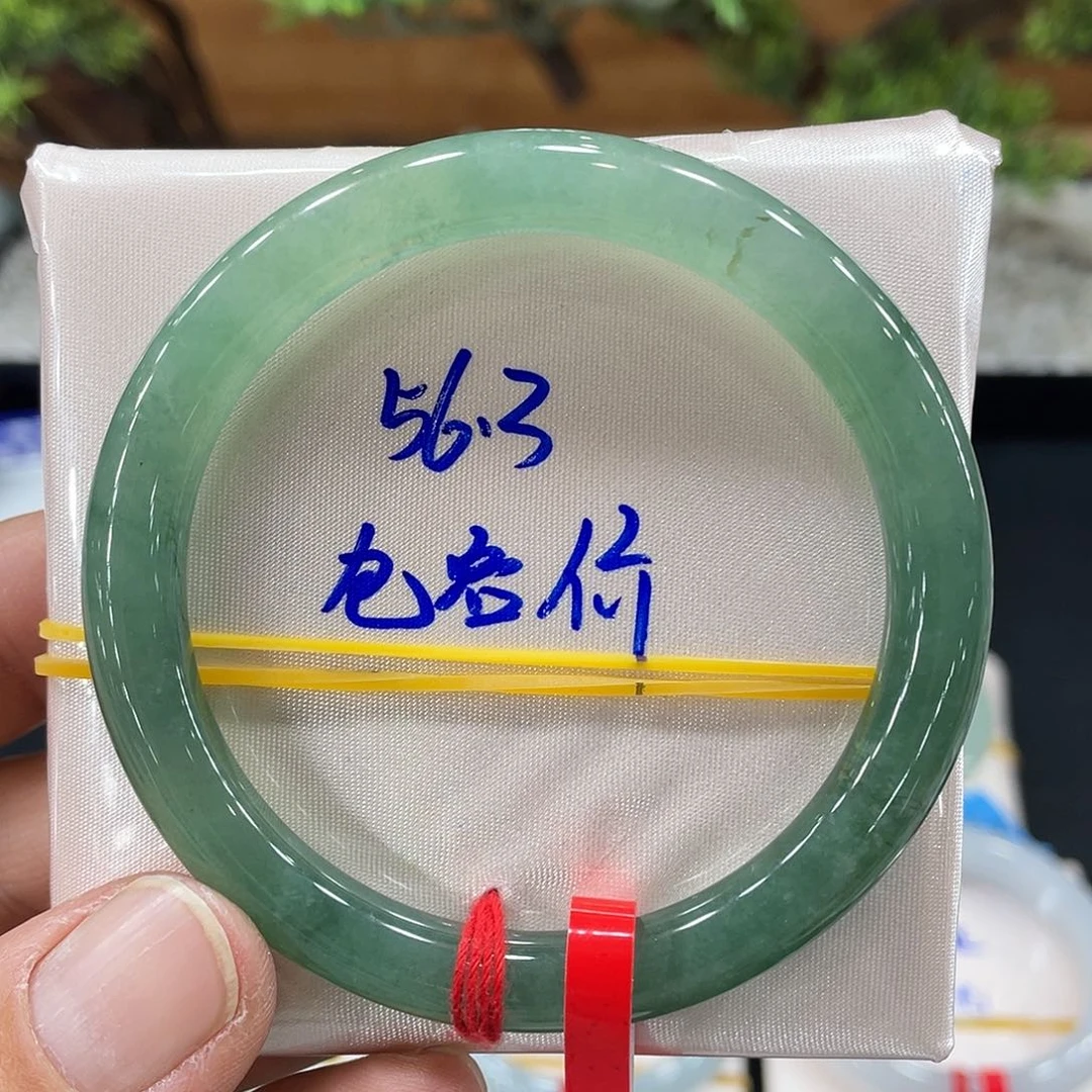 翡翠手镯未镶嵌翡翠