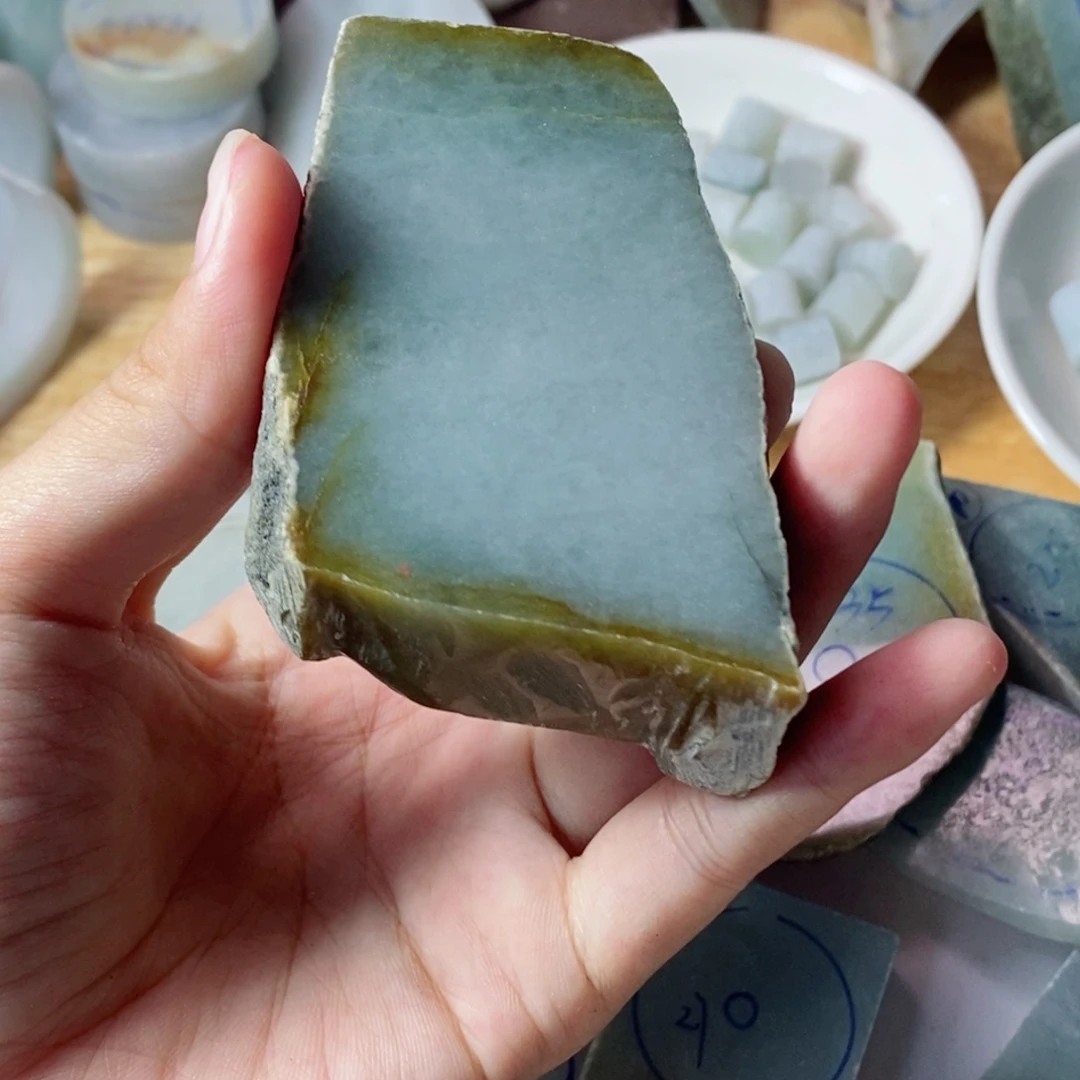 躲***到翡翠未镶嵌颈饰不包工
