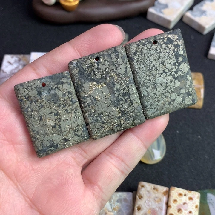 【闪购商品】硅化珊瑚（珊瑚玉）颈饰未镶嵌烈*