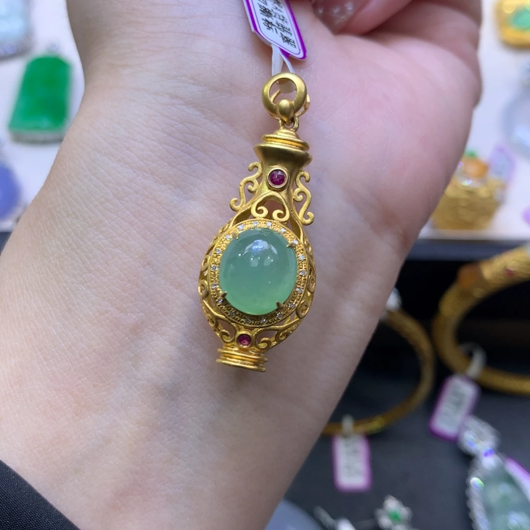 翡翠18K金镶嵌颈饰