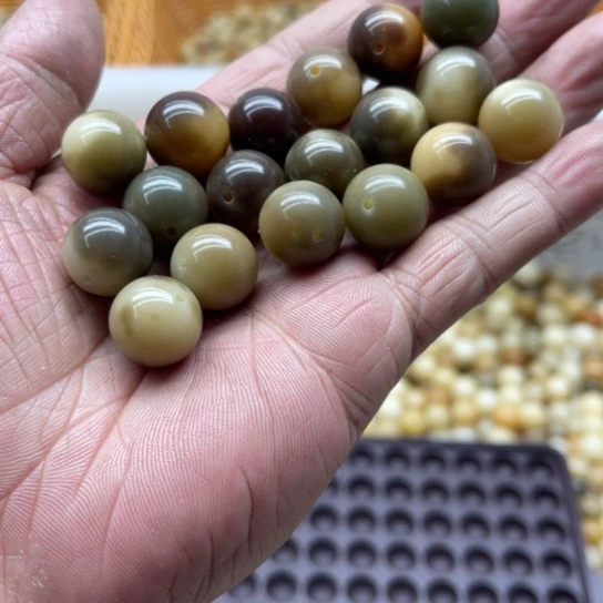 白玉菩提吊坠瑕疵15皮蛋色18颗