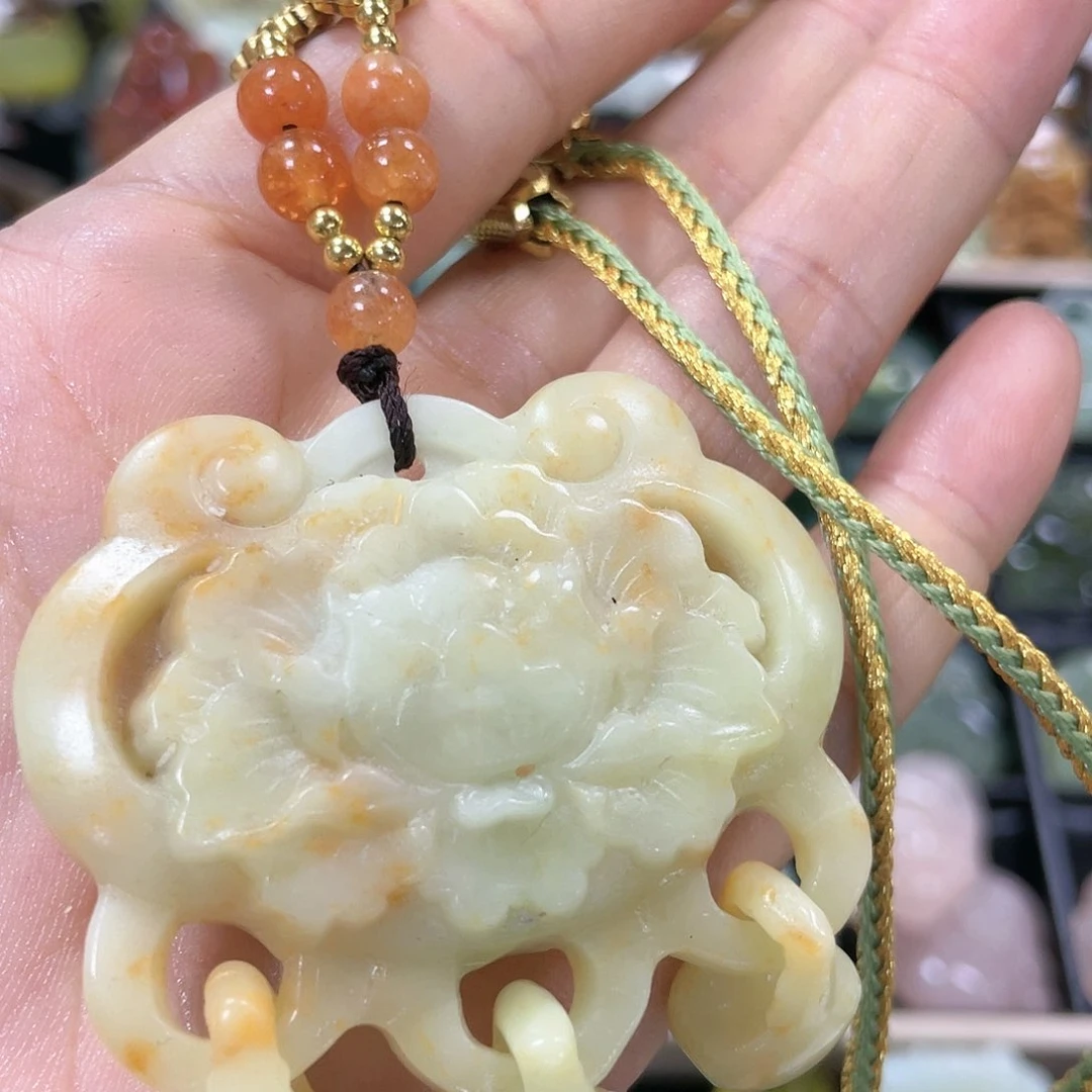 蛇纹石玉颈饰合金