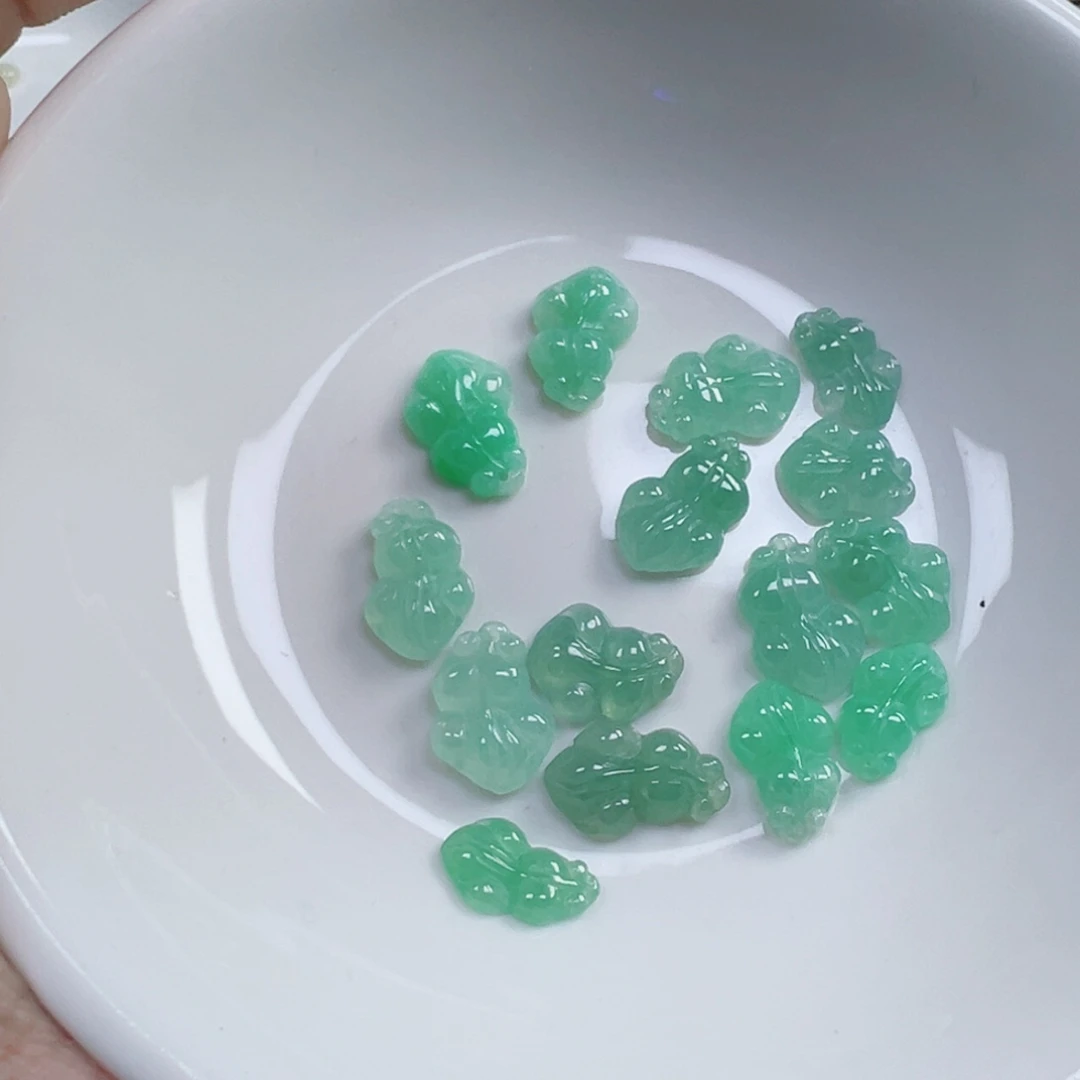 翡翠散珠金鱼一条