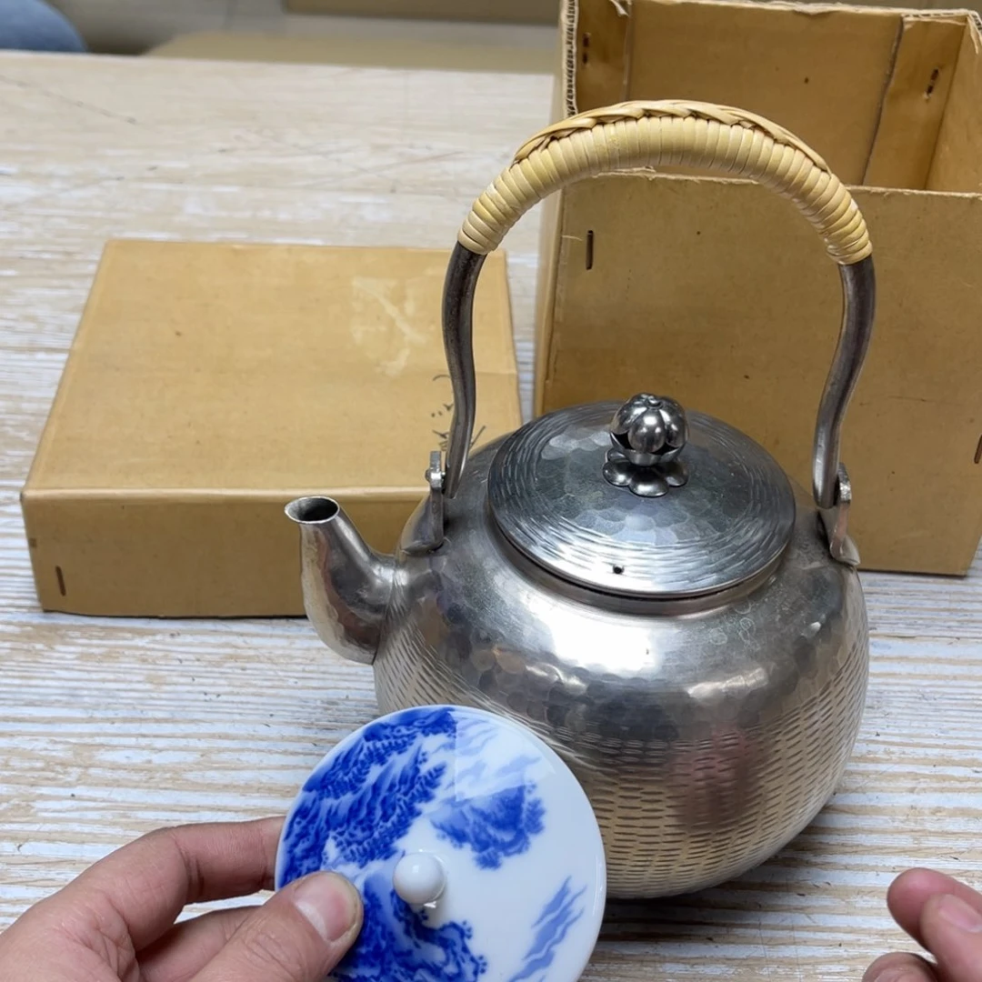 瓷片密密麻麻地排列着一个