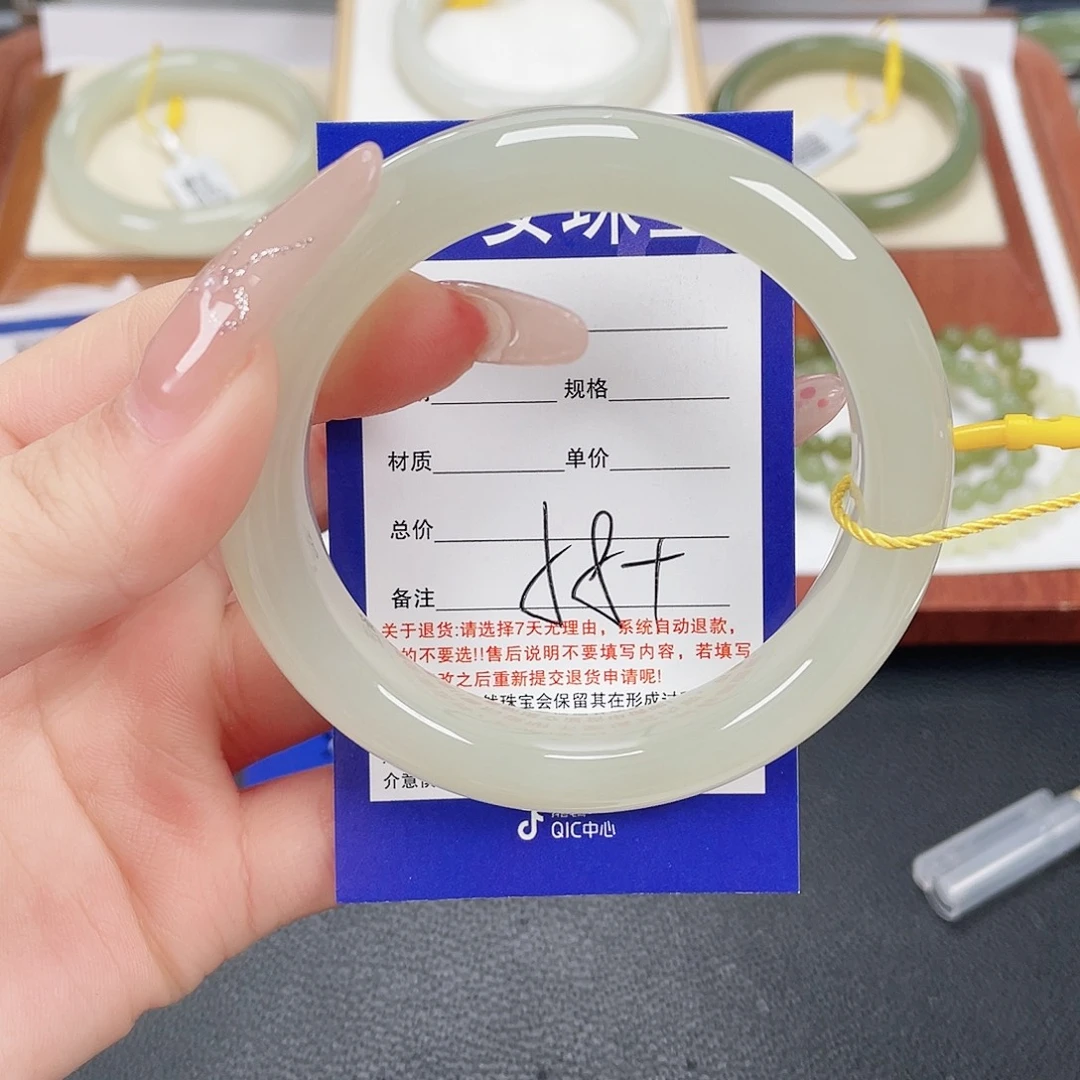 和田玉未镶嵌手镯