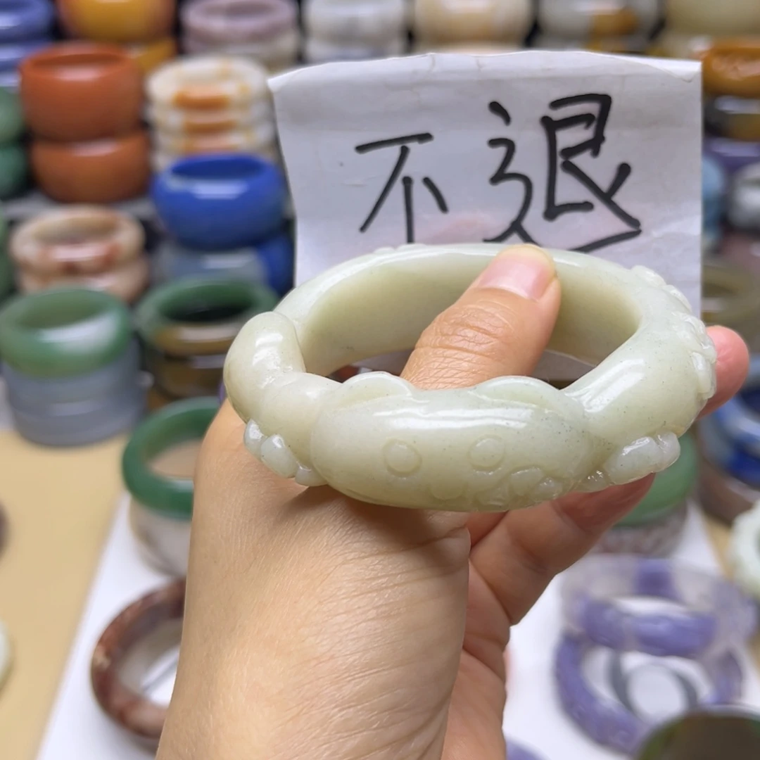 是***³未镶嵌手镯石英质玉