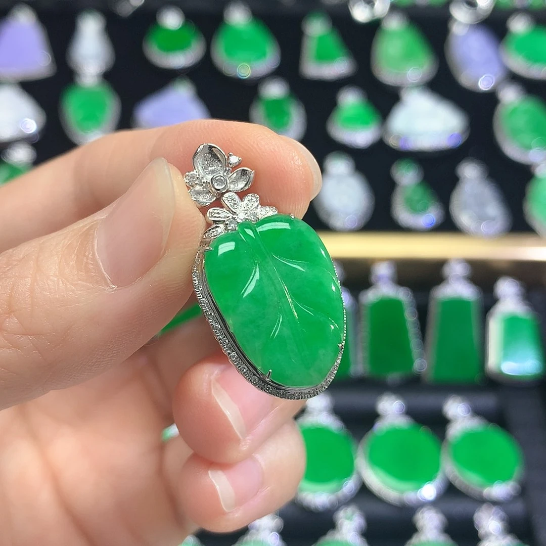 颈饰18K金镶嵌翡翠吊坠