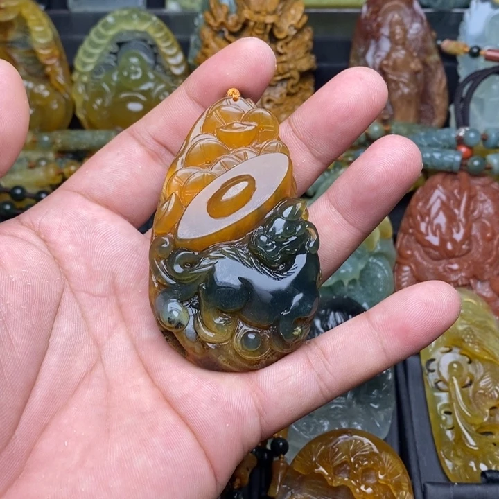 每***心未镶嵌蛇纹石玉颈饰