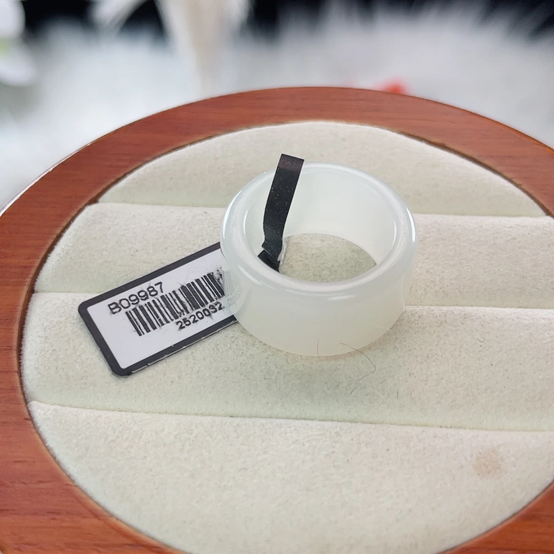 和田玉未镶嵌戒指l22。俄白圆切。17.8。不退换