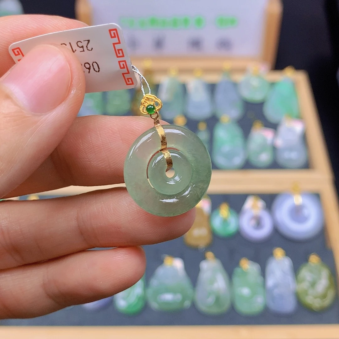 翡翠18K金镶嵌颈饰翡翠