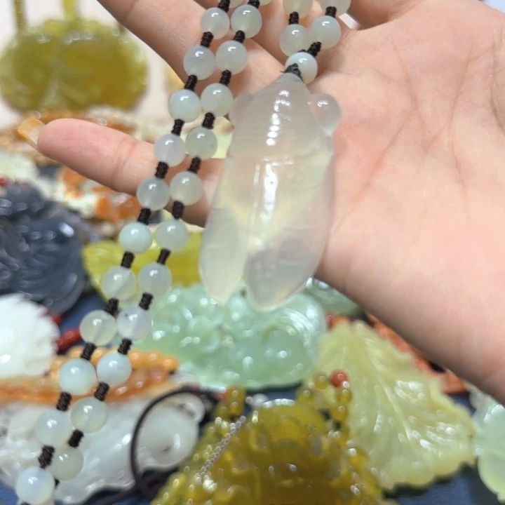 未镶嵌蛇纹石玉吊坠