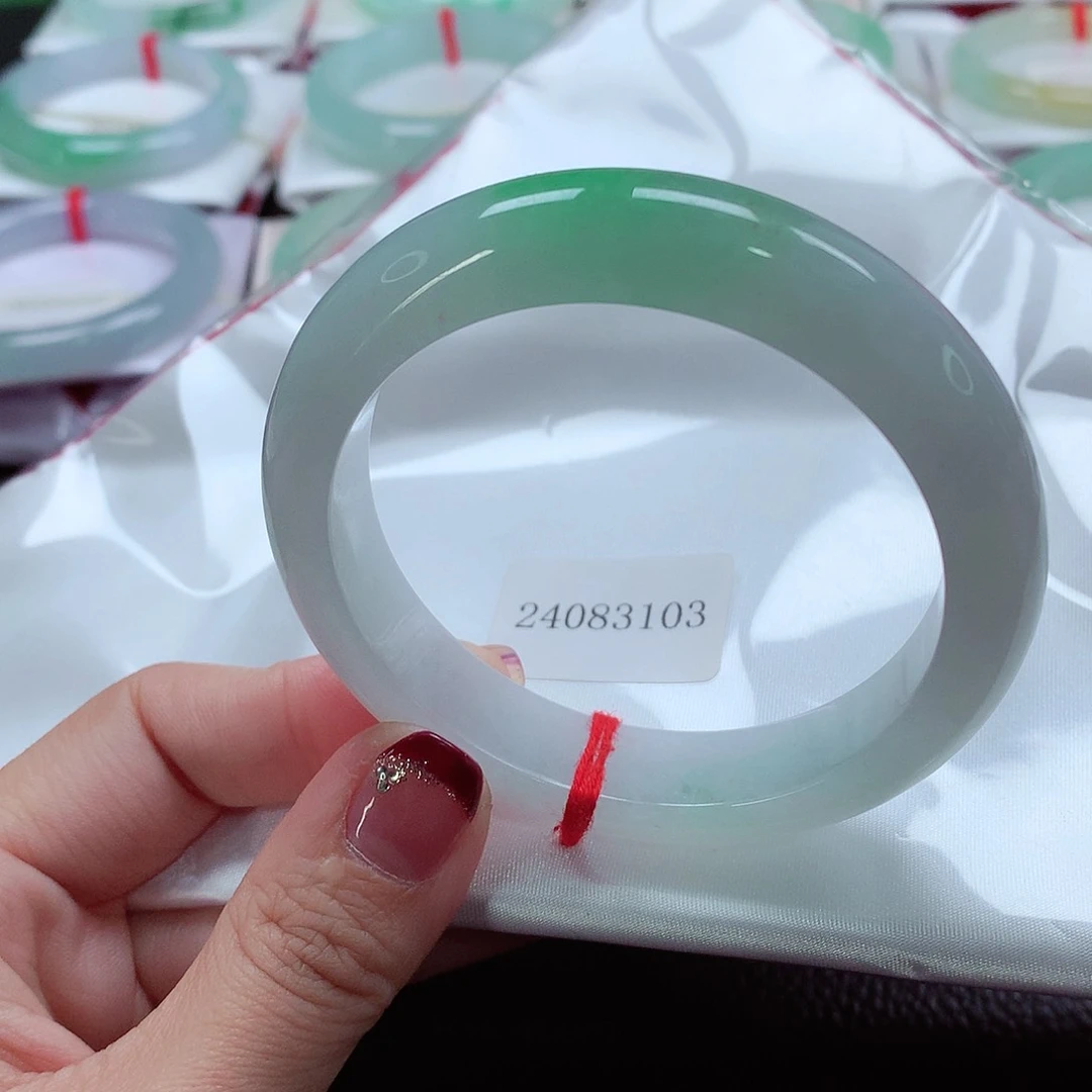 翡翠手镯未镶嵌天然A货翡翠