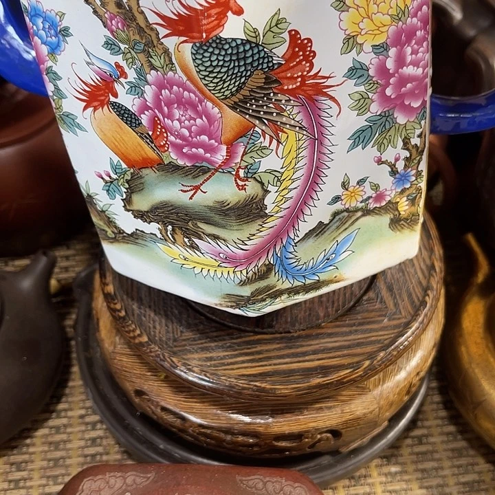 茶壶紫砂矿泥料手工制作的一把紫砂壶。