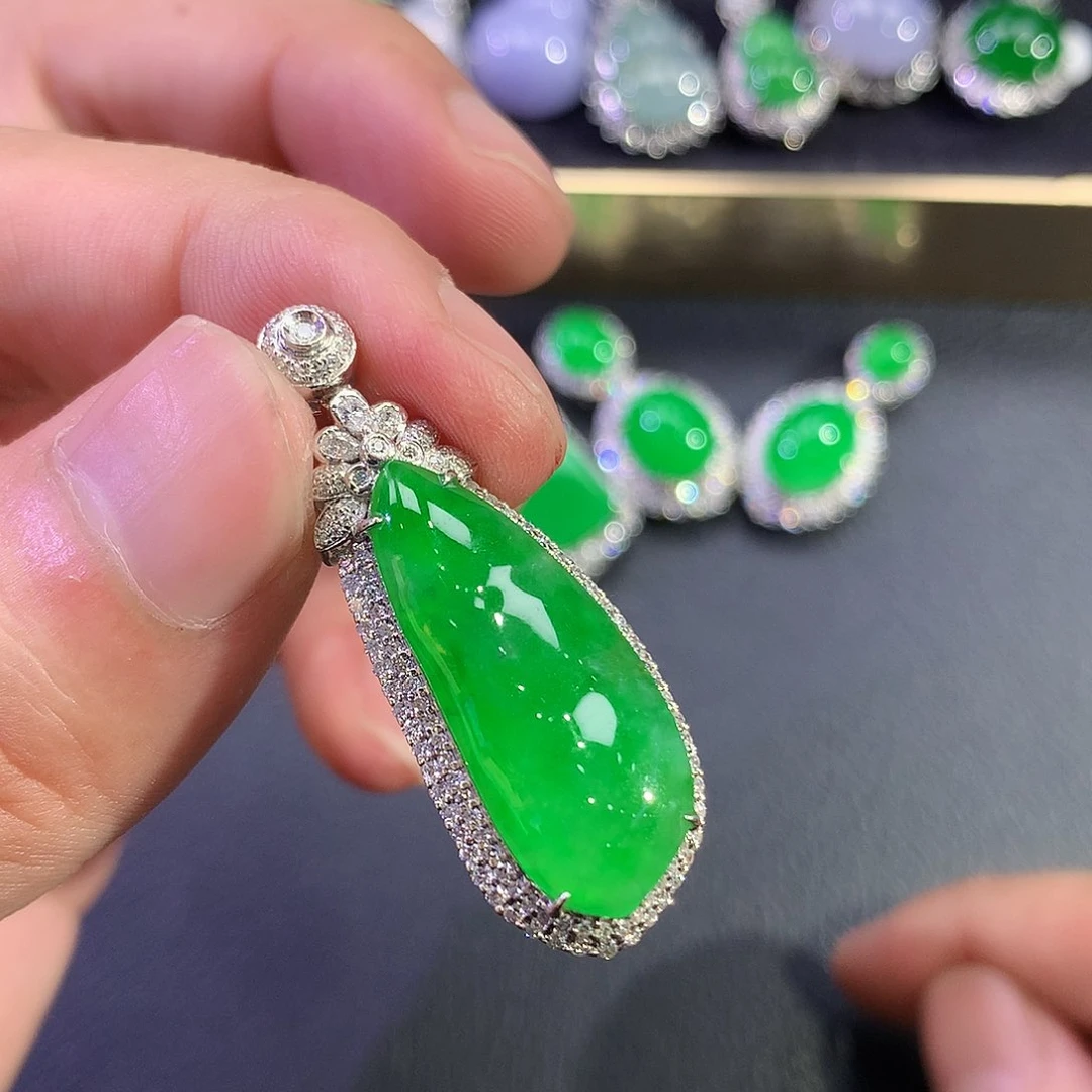 翡翠18K金镶嵌吊坠(赠链)