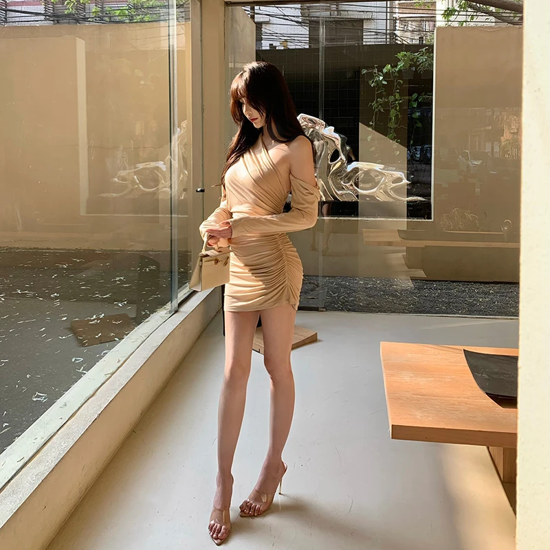 liuu嘻嘻阿设计感斜领露肩连衣裙女春夏褶皱显瘦收腰气质包臀裙